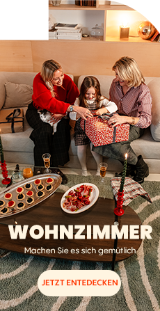 Wohnzimmerszene mit einer Familie, die auf dem Sofa ein Geschenk öffnet, einem Couchtisch mit Snacks und einer warmen Atmosphäre